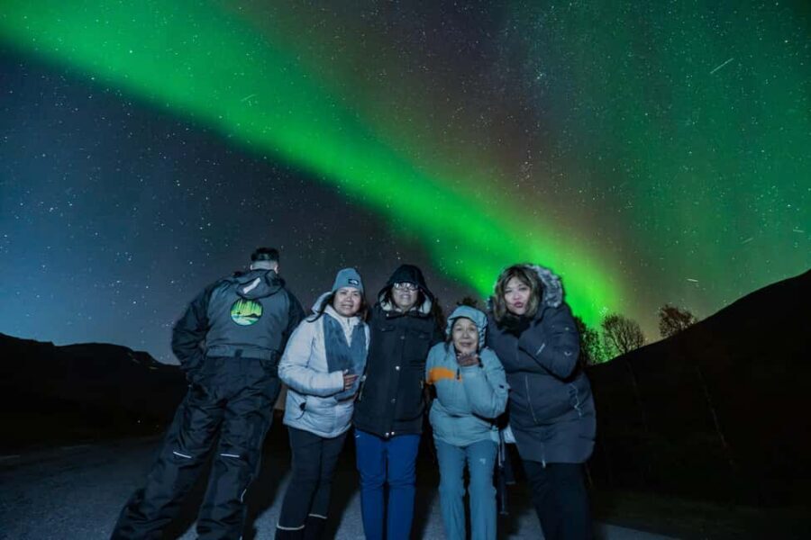 Tromsø: Premium Northern Lights Tour Small Group 8 Guests - What you should bring: warm layers, waterproof shoes, and your basics