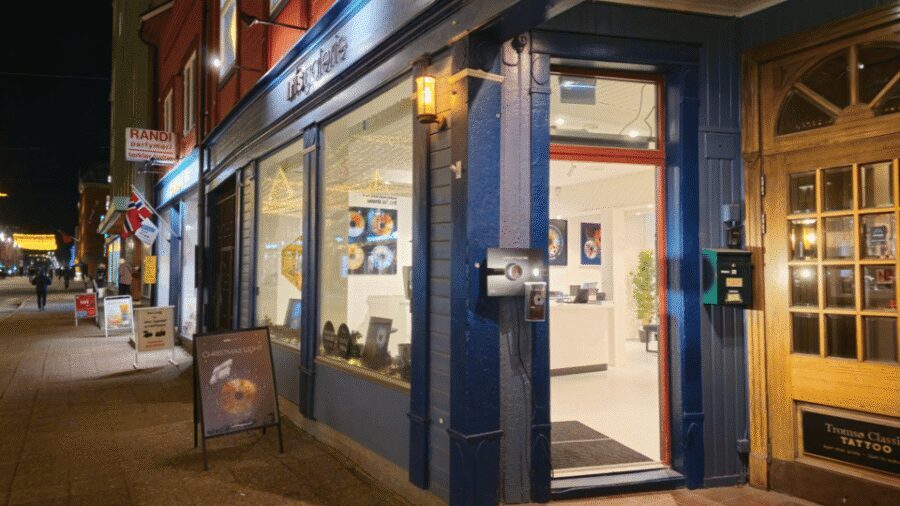 Tromsø: Reveal Your Eye Experience at the Iris Galerie - Language Comfort: English, Spanish, Portuguese