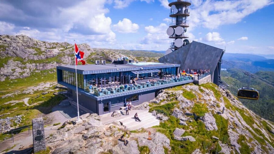 Ulriken Bergen: Enjoy a 3-course lunch with panoramic views - Ulriken Cable Car up Mount Ulriken: a short ride with the right kind of drama