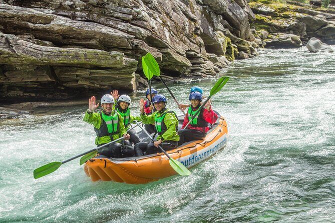 Whitewater Rafting Grade 3 to 4 - On the water: paddling Grade 3–4 rapids with real teamwork