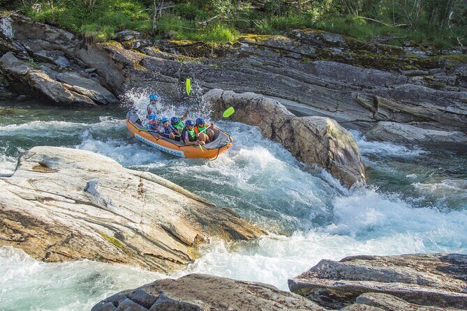 Whitewater Rafting Grade 3 to 4 - Safety and English instruction: certified guides doing the heavy lifting
